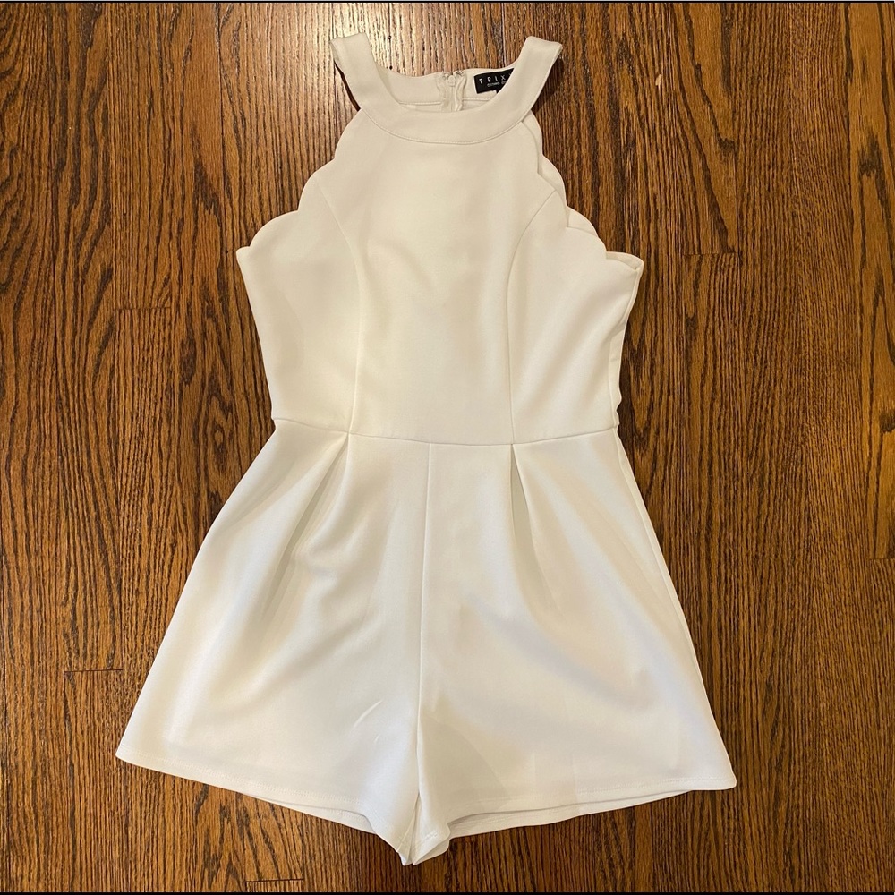 NWOT Francesca’s Trixxi Scalloped Romper White Size Medium